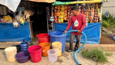 Hadapi Kemarau Panjang, Perumdam Waemami dan PMI Salurkan Air Bersih untuk Warga