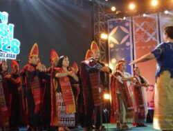 Ratusan Warga Joget Bareng di Lomba Sambung Lirik, Bupati Irwan Larut Sapa Warga di Sorowako